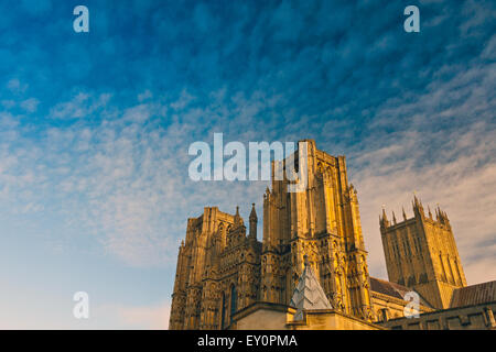 Am frühen Morgen Licht auf die Westfassade und zentralen Turm der Kathedrale von Wells, Somerset, England, UK Stockfoto