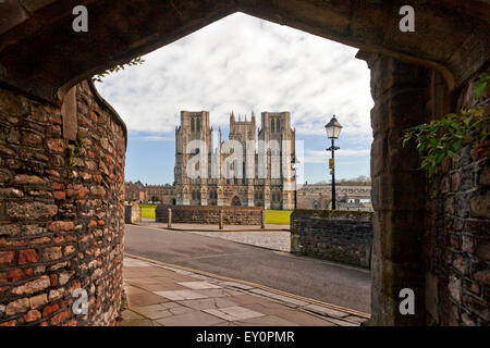 Die prächtigen Westfassade des Wells Cathedral gesehen durch Browns Tor, Somerset, England, UK Stockfoto