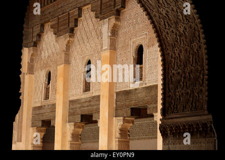 Detailreiches arabesque verputzten Wänden, an der Madrasa Ben Youssef, Marrakesch, Marokko Stockfoto