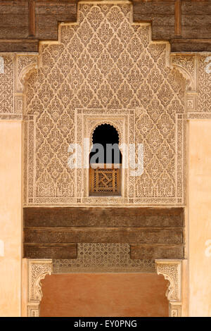 Fenster mit reich geschnitzten Detaillierung, Ben Youssef madrasa historischen islamischen Hochschule in Marrakesch, Marokko Stockfoto