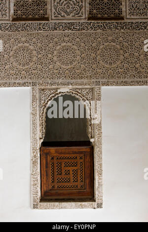 Fenster mit reich geschnitzten Detaillierung, Ben Youssef madrasa historischen islamischen Hochschule in Marrakesch, Marokko Stockfoto