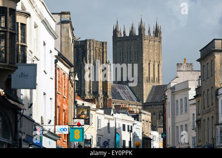 Suche entlang der Hauptstraße in Richtung der Kathedrale von Wells, Somerset, England, UK Stockfoto