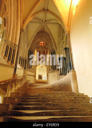 Die ausgetretene Steintreppe führt zu dem Kapitel Haus in Kathedrale von Wells, Somerset, England, UK Stockfoto