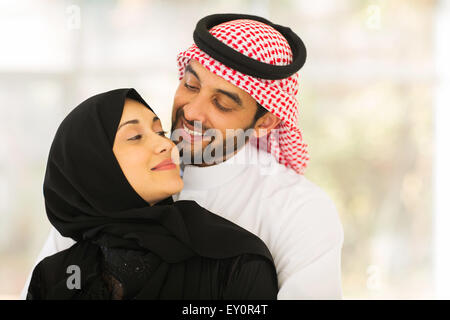 schöne junge muslimische Paar zu Hause kuscheln Stockfoto
