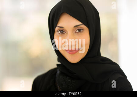 junge muslimische Frau in die Kamera schaut Stockfoto