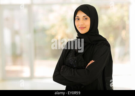 schöne orientalische Frau zu Hause Stockfoto