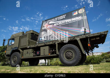 Armee Rekrutierung Poster auf Militärfahrzeug, Swansea, West Glamorgan, South Wales, UK Stockfoto