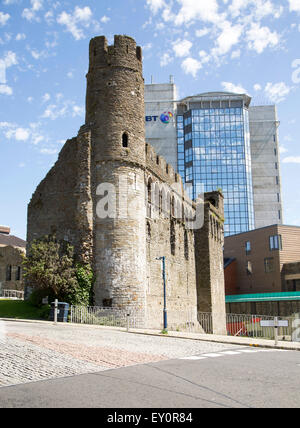 Kontrast, altes Schloss und moderne BT Tower Bürogebäude, Swansea, West Glamorgan, South Wales, UK Stockfoto