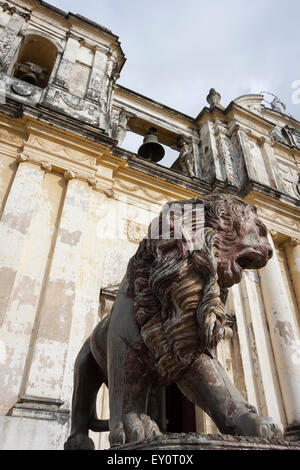 Löwe Skulptur an der Außenseite der Kathedrale von León, Nicaragua Stockfoto