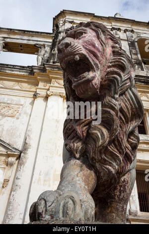 Löwe Skulptur an der Außenseite der Kathedrale von León, Nicaragua Stockfoto
