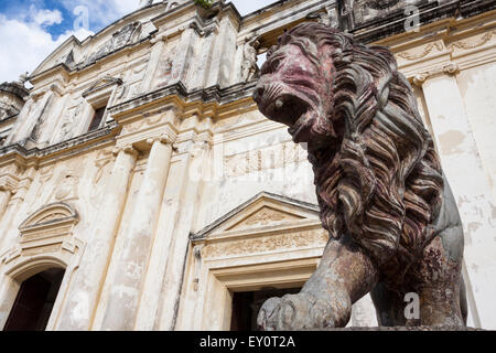 Löwe Skulptur an der Außenseite der Kathedrale von León, Nicaragua Stockfoto