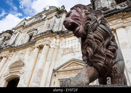 Löwe Skulptur an der Außenseite der Kathedrale von León, Nicaragua Stockfoto