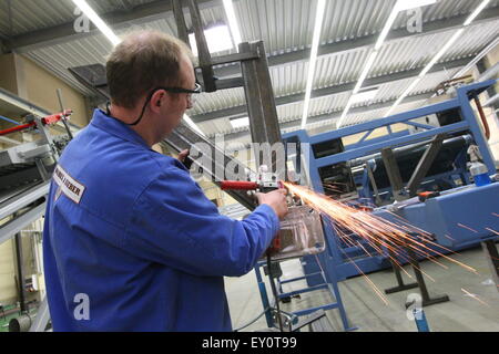 Frankfurt am Main, Deutschland - 19. Februar 2009 - deutsche Arbeiter bauen Maschinen mit Winkelschleifer Stockfoto