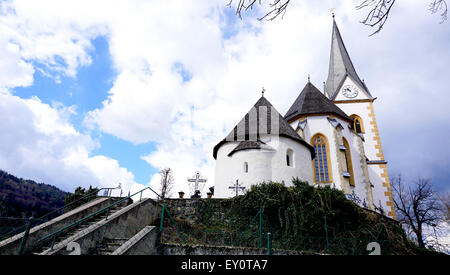 Maria Wert historische Kirche mit blauem Himmel und Wolken Hintergrund in Klagenfurt Österreich Stockfoto