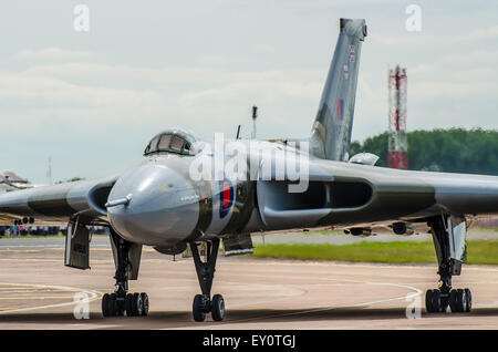 Avro Vulcan B2 XH 558 Rollen in Fairford. RAF-Kalten Krieges Jet Bomber Flugzeug Stockfoto