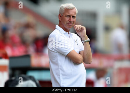 Berlin, Deutschland. 18. Juli 2015. Crystal Palace Trainer Alan Pardew reagiert während der Fußball Testspiel 1. FC Union Berlin Vs Crystal Palace F.C. in Berlin, Deutschland, 18. Juli 2015. Foto: Soeren Stache/Dpa/Alamy Live News Stockfoto