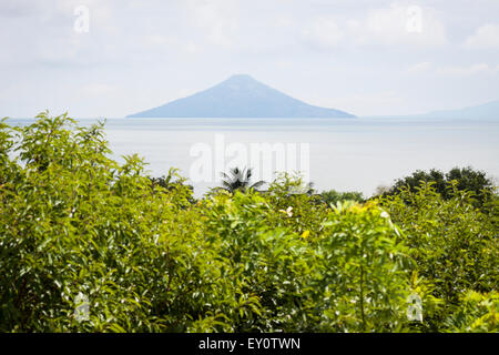 Momotombo Vulkan und Lake Managua angesehen von den Ruinen von León Viejo, Nicaragua Stockfoto