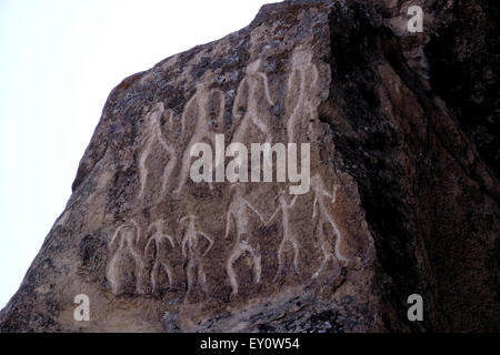 Steinzeitgesteinte Steinmetzarbeiten im UNESCO-Weltkulturerbe des Gobustan-Nationalparks westlich der Siedlung Gobustan am Kaspischen Meer in Aserbaidschan Stockfoto