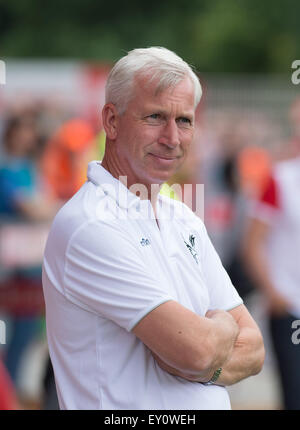 Berlin, Deutschland. 18. Juli 2015. Crystal Palace Trainer Alan Pardew reagiert während der Fußball Testspiel 1. FC Union Berlin Vs Crystal Palace F.C. in Berlin, Deutschland, 18. Juli 2015. Foto: Soeren Stache/Dpa/Alamy Live News Stockfoto