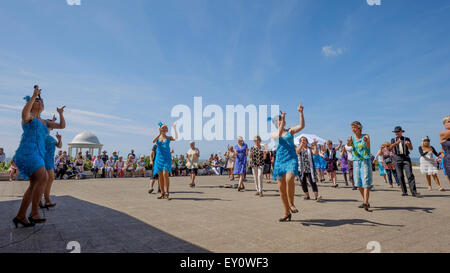 Bexhill Roaring 20's auf 18.07.2013 an De La Warr Pavilion, Bexhill. Im Bild: Eine Generalprobe vor einem Rekordversuch für die meisten Menschen tun das Charleston für 5 Minuten. Bild von Julie Edwards/Alamy Live-Nachrichten Stockfoto