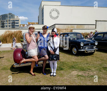 Bexhill Roaring 20's auf 18.07.2015 an De La Warr Pavilion, Bexhill. Im Bild: 3 gut gekleidete Damen posieren vor einer Periode Rolls-Royce. Bild von Julie Edwards/Alamy Live-Nachrichten Stockfoto