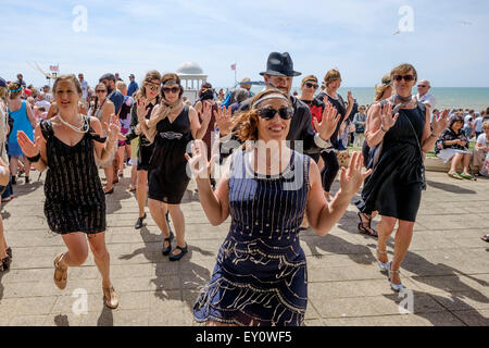 Bexhill Roaring 20's auf 18.07.2015 an De La Warr Pavilion, Bexhill. Im Bild: Ein Weltrekordversuch für die meisten Menschen tun das Charleston. Die Tänzer musste tanzen für insgesamt 5 Minuten. Ein neuer Rekordwert von 503 wurde festgelegt. Bild von Julie Edwards/Alamy Live-Nachrichten Stockfoto