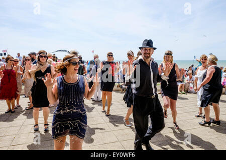 Bexhill Roaring 20's auf 18.07.2015 an De La Warr Pavilion, Bexhill. Im Bild: Ein Weltrekordversuch für die meisten Menschen tun das Charleston. Die Tänzer musste tanzen für insgesamt 5 Minuten. Ein neuer Rekordwert von 503 wurde festgelegt. Bild von Julie Edwards/Alamy Live-Nachrichten Stockfoto