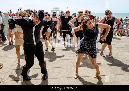 Bexhill Roaring 20's auf 18.07.2015 an De La Warr Pavilion, Bexhill. Im Bild: Ein Weltrekordversuch für die meisten Menschen tun das Charleston. Die Tänzer musste tanzen für insgesamt 5 Minuten. Ein neuer Rekordwert von 503 wurde festgelegt. Bild von Julie Edwards/Alamy Live-Nachrichten Stockfoto