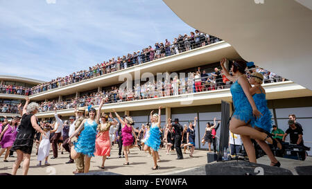 Bexhill Roaring 20's auf 18.07.2015 an De La Warr Pavilion, Bexhill. Im Bild: Ein Weltrekordversuch für die meisten Menschen tun das Charleston. Die Tänzer musste tanzen für insgesamt 5 Minuten. Ein neuer Rekordwert von 503 wurde festgelegt. Bild von Julie Edwards/Alamy Live-Nachrichten Stockfoto