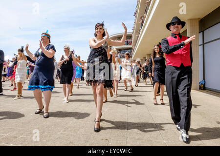 Bexhill Roaring 20's auf 18.07.2015 an De La Warr Pavilion, Bexhill. Im Bild: Ein Weltrekordversuch für die meisten Menschen tun das Charleston. Die Tänzer musste tanzen für insgesamt 5 Minuten. Ein neuer Rekordwert von 503 wurde festgelegt. Bild von Julie Edwards/Alamy Live-Nachrichten Stockfoto