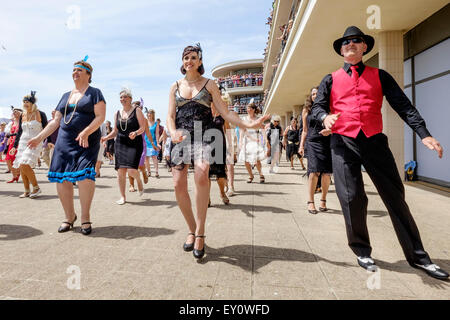 Bexhill Roaring 20's auf 18.07.2015 an De La Warr Pavilion, Bexhill. Im Bild: Ein Weltrekordversuch für die meisten Menschen tun das Charleston. Die Tänzer musste tanzen für insgesamt 5 Minuten. Ein neuer Rekordwert von 503 wurde festgelegt. Bild von Julie Edwards/Alamy Live-Nachrichten Stockfoto