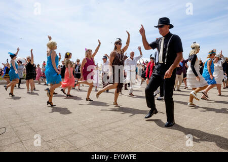 Bexhill Roaring 20's auf 18.07.2015 an De La Warr Pavilion, Bexhill. Im Bild: Ein Weltrekordversuch für die meisten Menschen tun das Charleston. Die Tänzer musste tanzen für insgesamt 5 Minuten. Ein neuer Rekordwert von 503 wurde festgelegt. Bild von Julie Edwards/Alamy Live-Nachrichten Stockfoto