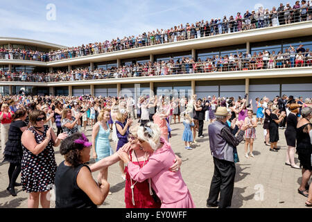 Bexhill Roaring 20's auf 18.07.2015 an De La Warr Pavilion, Bexhill. Im Bild: Ein Weltrekordversuch für die meisten Menschen tun das Charleston. Die Tänzer musste tanzen für insgesamt 5 Minuten. Ein neuer Rekordwert von 503 wurde festgelegt. Bild von Julie Edwards/Alamy Live-Nachrichten Stockfoto