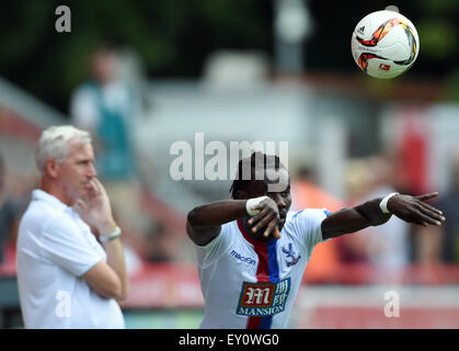 Crystal Palace Pape Souare (r) in Aktion als sein Trainer Alan Pardew blickt auf während der Fußball Testspiel 1. FC Union Berlin Vs Crystal Palace F.C. in Berlin, Deutschland, 18. Juli 2015. Foto: Soeren Stache/dpa Stockfoto