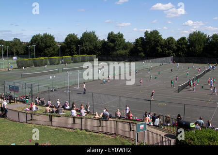 Wimbledon, London, UK. 19. Juli 2015. Gerichte sind gepackt, da Menschen genießen das Spielen von Tennis in Wimbledon Park an einem schönen warmen Tag Credit: Amer Ghazzal/Alamy Live-Nachrichten Stockfoto