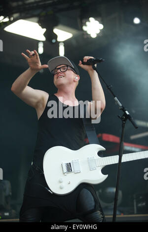 Berlin, Deutschland. 18. Juli 2015. Sänger und Gitarrist Lau Hoejen aus die dänische Band Carpark North steht auf der Bühne in der Wuhlheide in Berlin, Deutschland, 18. Juli 2015. Foto: Jörg Carstensen/Dpa/Alamy Live News Stockfoto