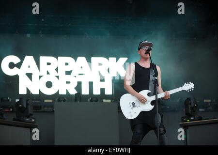 Berlin, Deutschland. 18. Juli 2015. Sänger und Gitarrist Lau Hoejen aus die dänische Band Carpark North steht auf der Bühne in der Wuhlheide in Berlin, Deutschland, 18. Juli 2015. Foto: Jörg Carstensen/Dpa/Alamy Live News Stockfoto