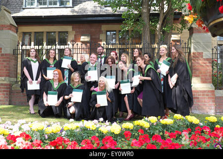 Gruppe von Studenten feiern nach ihren Tag Abschlussfeier an der Universität Leeds UK Juli 2015 Stockfoto