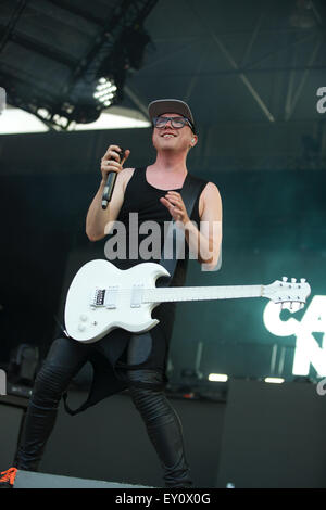 Berlin, Deutschland. 18. Juli 2015. Sänger und Gitarrist Lau Hoejen aus die dänische Band Carpark North steht auf der Bühne in der Wuhlheide in Berlin, Deutschland, 18. Juli 2015. Foto: Jörg Carstensen/Dpa/Alamy Live News Stockfoto