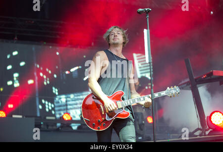 Berlin, Deutschland. 18. Juli 2015. Samu Haber der Band Sunrise Avenue führt auf der Bühne in der Wuhlheide Veranstaltungsort in Berlin, Deutschland, 18. Juli 2015. Foto: Jörg Carstensen/Dpa/Alamy Live News Stockfoto