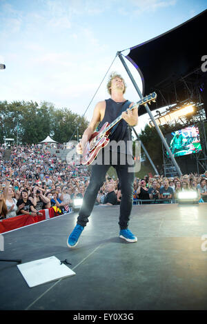 Berlin, Deutschland. 18. Juli 2015. Samu Haber der Band Sunrise Avenue führt auf der Bühne in der Wuhlheide Veranstaltungsort in Berlin, Deutschland, 18. Juli 2015. Foto: Jörg Carstensen/Dpa/Alamy Live News Stockfoto