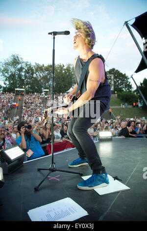 Berlin, Deutschland. 18. Juli 2015. Samu Haber der Band Sunrise Avenue führt auf der Bühne in der Wuhlheide Veranstaltungsort in Berlin, Deutschland, 18. Juli 2015. Foto: Jörg Carstensen/Dpa/Alamy Live News Stockfoto