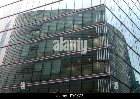 Moderne Wolkenkratzer reflektieren in einem anderen Glaswände Stockfoto