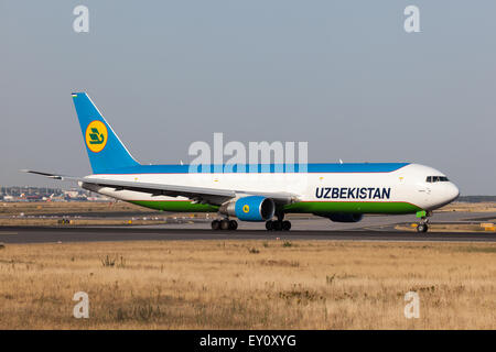 Boeing 767-300 von der Uzbekistan Airways bereit für ausziehen am Frankfurter Flughafen Stockfoto