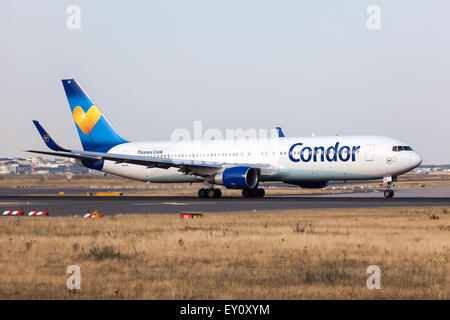 Boeing 767-300ER der Condor Fluggesellschaft bereit für ausziehen am Frankfurter Flughafen Stockfoto