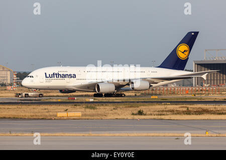 Airbus A380-800 der Fluggesellschaft Lufthansa am Flughafen Frankfurt Stockfoto