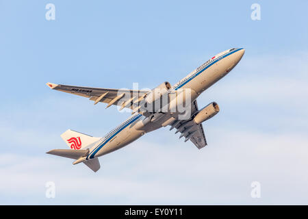 Airbus A330-200 der Air China nach dem Start am Flughafen Frankfurt Stockfoto