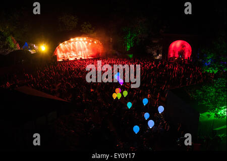 Larmer Baum Gärten, Wiltshire, UK. 18. Juli 2015. Femi Kuti tritt mit Riesenballons wanderten durch die Menge. Das Festival, das in sein 25. Jahr, kennzeichnete Tom Jones und Femi Kuti als Überschrift fungiert. Foto: Andrew Walmsley/Alamy Live-Nachrichten Stockfoto