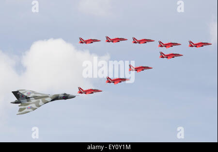 Fairford, Vereinigtes Königreich. 18. Juli 2015. AVRO Vulcan B"XH558 bei einem Überflug mit dem Royal Air Force Red Arrows Display Team von RAF Fairford Air Tattoo. Die Bildung erinnert an die letzte Flugsaison Display für die Vulcan, die das letzte Flugzeug seiner Art seit ihrem Rückzug aus dem aktiven Dienst in den Himmel zu sehen ist. Die größte militärische Airshow in großen ausverkauften Land zog, die auch Vorbeiflüge von Battle of Britain Memorial Flight sagen die in diesem Jahr 75 Jahre seit der Luftschlacht um England erinnert. Bildnachweis: Rsdphotography/Alamy Live-Nachrichten Stockfoto