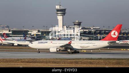 ISTANBUL, Türkei - 9. Juli 2015: Turkish Airlines Airbus A330-203 (CN 463) startet vom Flughafen Istanbul-Atatürk. THY ist die Stockfoto